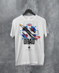 ALT: T-shirt sa dizajnom aviona i natpisom "ORAQ" na sivom zidu.