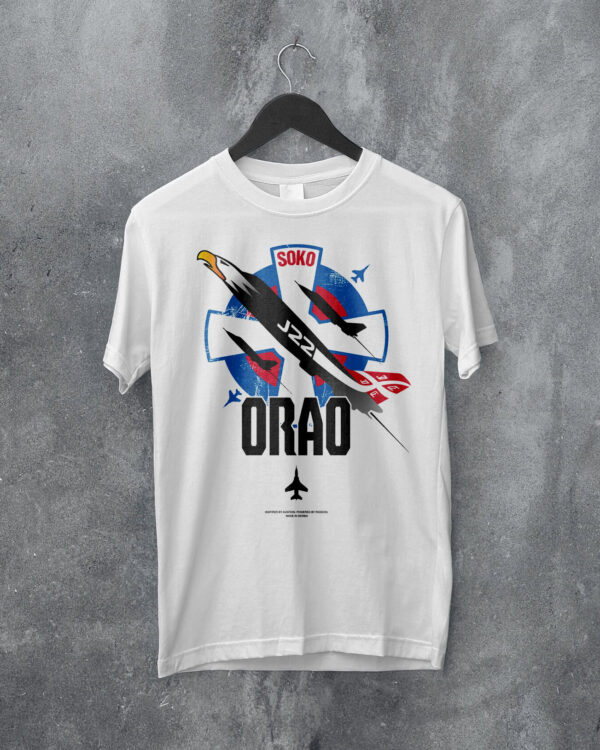 ALT: T-shirt sa dizajnom aviona i natpisom "ORAQ" na sivom zidu.