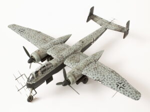 Detaljna maketa vojne letelice sa složenim kamuflažnim uzorkom.