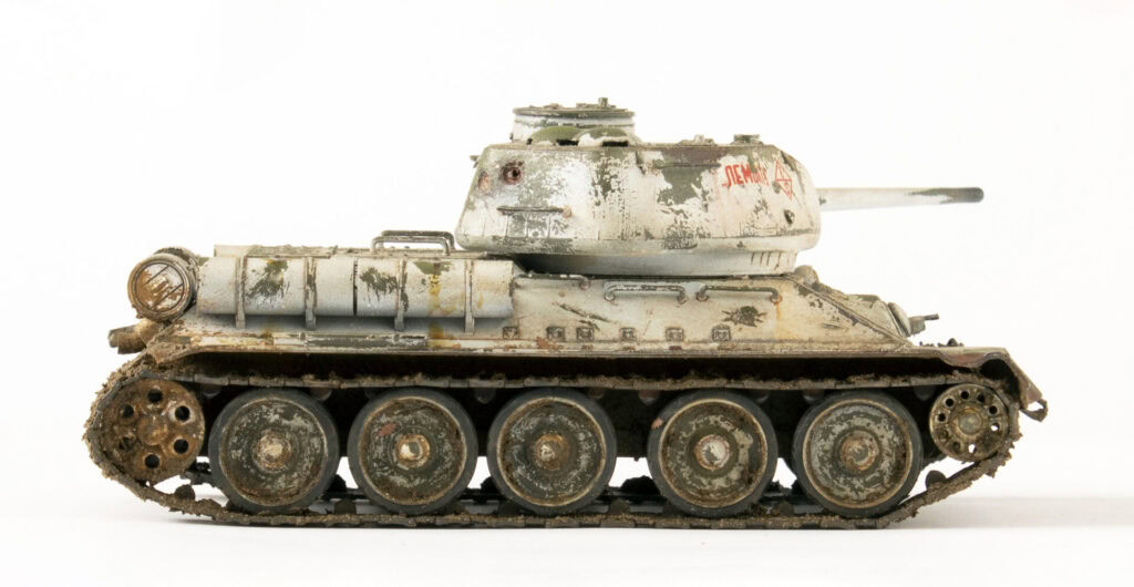 Модел виник у виду оружја, у прелепим бојама, на белој позадини.