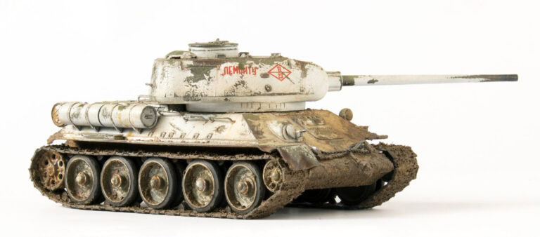 Оригинални тенк са оштећењима и глинама.