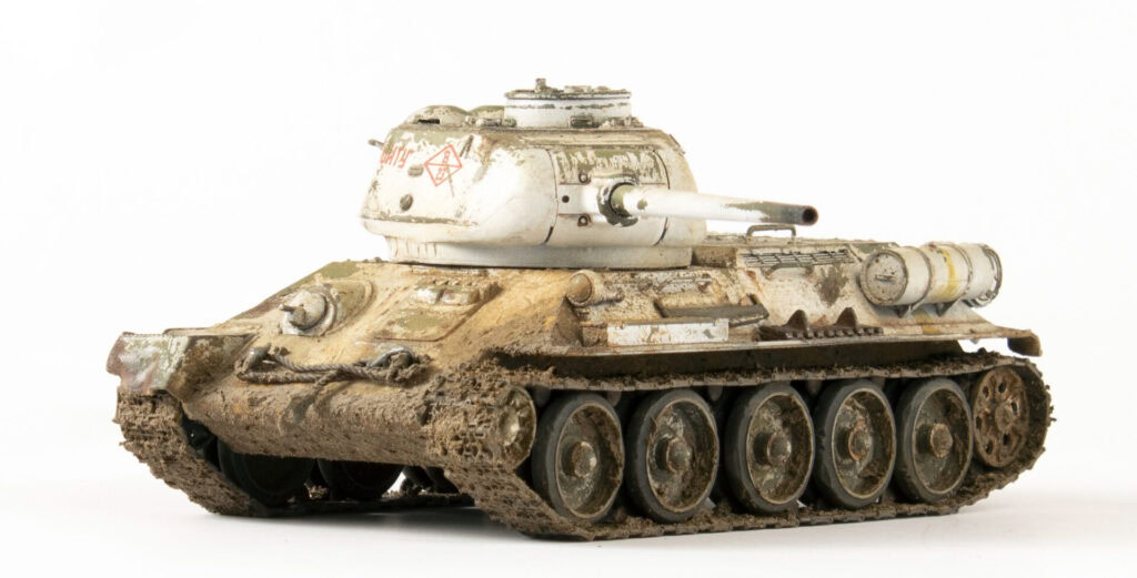 Оквир за полице са чврстом конструкцијом, погодан за складишта и просторе за рад.