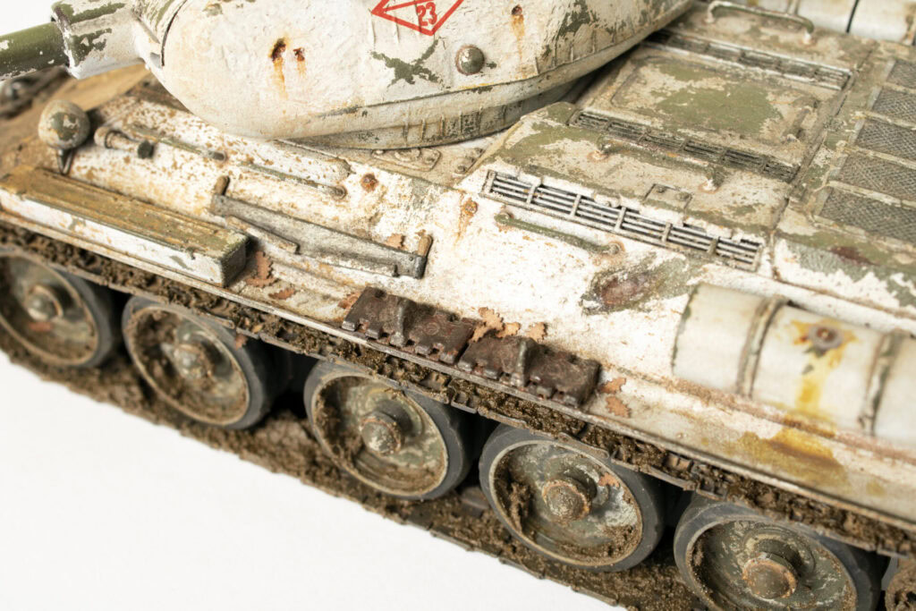 Nerđajući model vojnego tenka sa metalnim točkovima i detaljima na kevlarskom kolu.