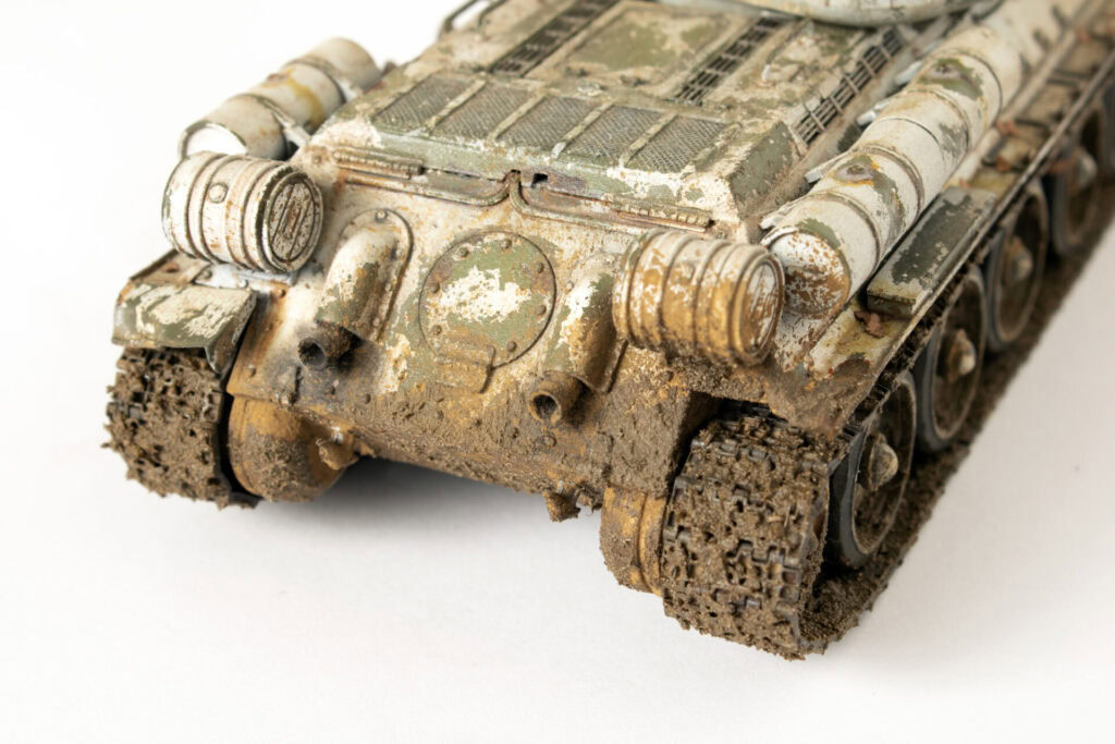 Oštećen vojni tenk sa habanim bojama i prljavštinom, staro vojsko vozilo, vojni arak i metala, predmet za kolekciju ili muzejska izložba.