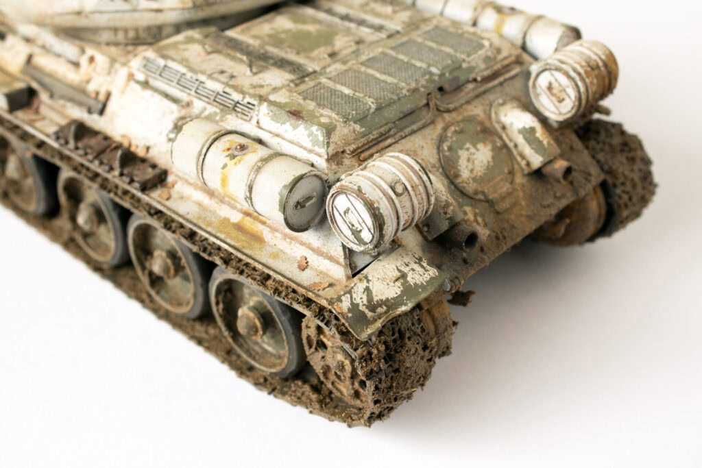 Raspadni tenk sa oštećenim delovima i praćenom korozijom, vizuel za industrijski i vojni kontekst.