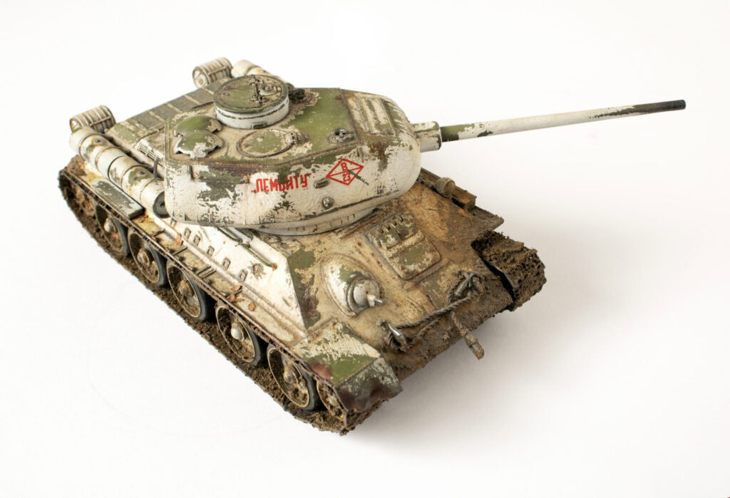 Model ratnog tenka za izložbu ili kolekciju, sa stvarnim bojama i detaljima, prikazuje vojne makete.