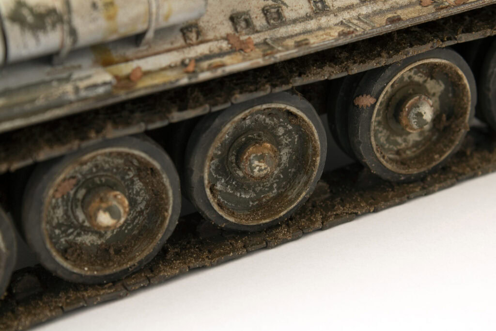 Prljava metalna kolica sa točkićima, rust i prljavština, industrijski ili industrijski stil.