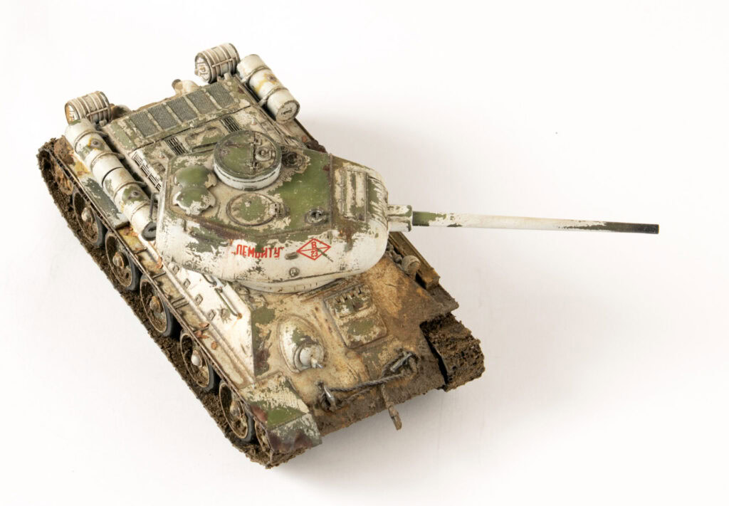 Vojni tenk model sa detaljima, staro i istrošeno, prikaz ratnih scena, kolekcionarski predmet.