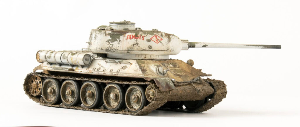 ALT: Детална слика старог, коришћеног модела тенка за изложбу, са прљавшњом и оштећеном бојом.