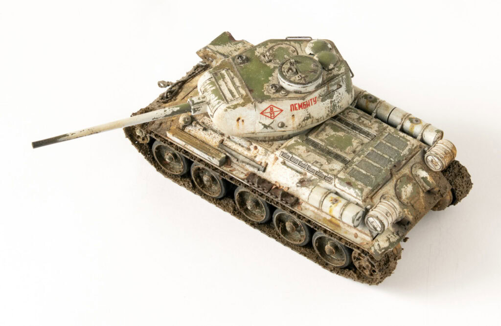 Miniaturni model tenka sa detaljima, savršen za kolekcije i prikazivanje u izložbama.