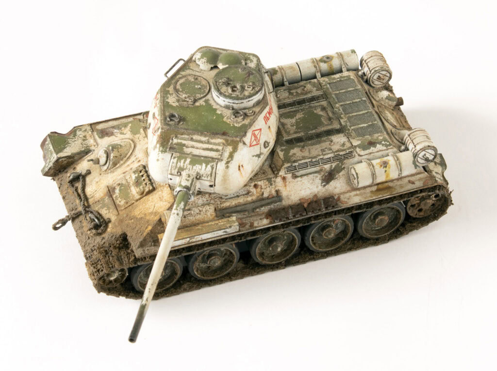 ALT: Unutrašnjost modela tenka sa oštećenim i starim izgledom, detalji na kuli i lančani točkovi.