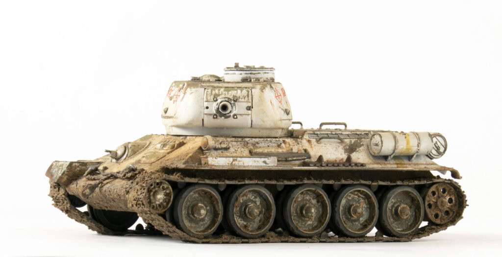 Prljavi tenk za ratove i izložbe sa oštećenim delovima.