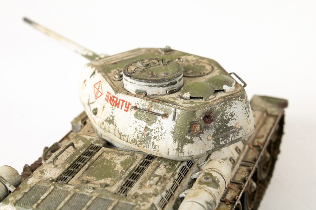 Detajliran prikaz starog, iskorišćenog vojnom tenka, pun detalja, rustike i realistične teksture.
