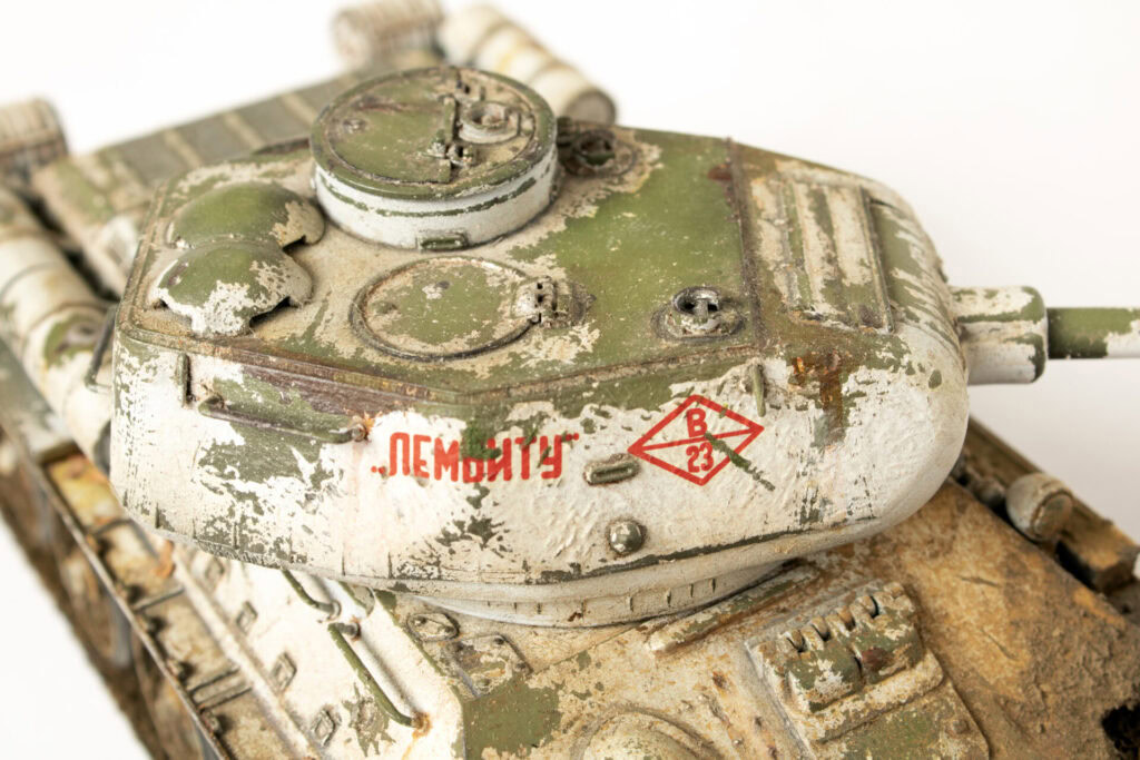 Detalj na starom tenku, metalni delovi, servis i oštećenja.